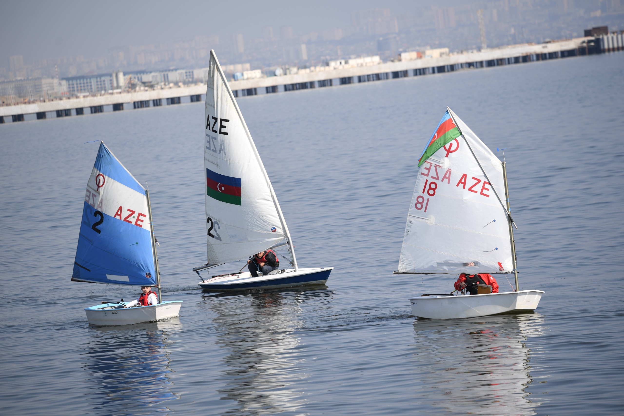 Bakıda Xəzərin suları avarçəkmə və yelkənli qayıqlarla bəzəndi (FOTO)